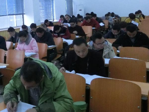 2016年3月10日伟德国际victor1946第五考场考生正在认真答卷 2016年3月10日伟德国际victor1946第五考场考生正在认真答卷