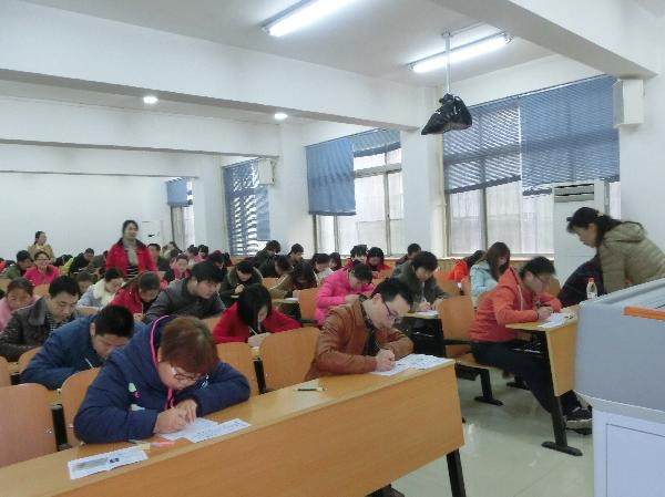 2016年3月10日伟德国际victor1946第七考场监考老师认真监考 2016年3月10日伟德国际victor1946第七考场监考老师认真监考